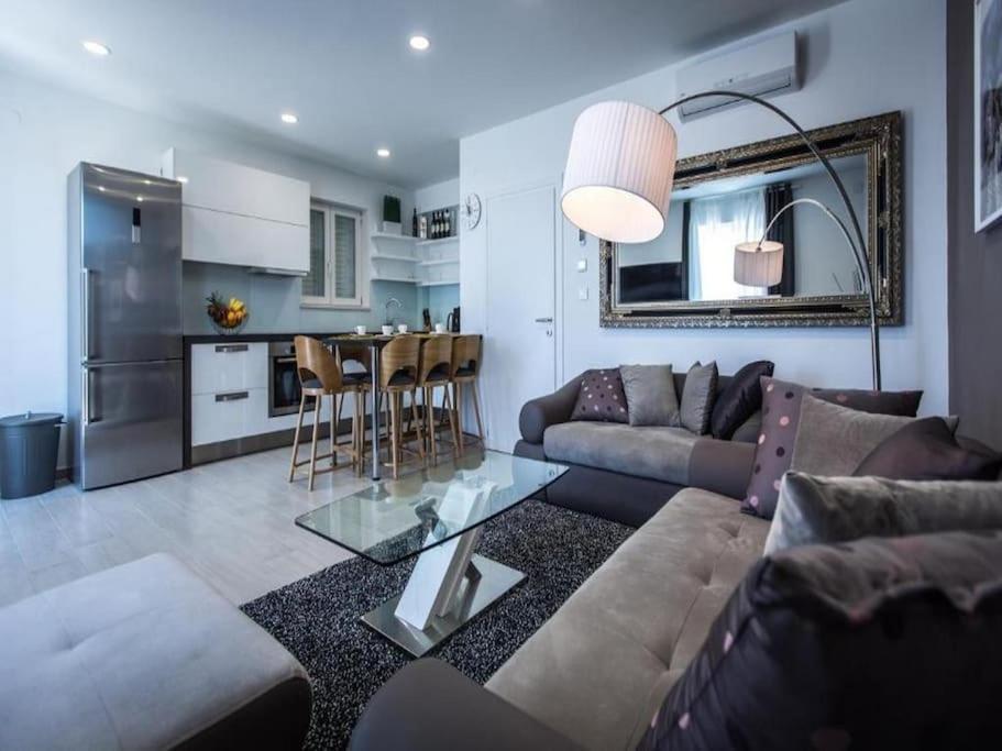 Bleu Villa - Three Bedroom Villa With Balcony And City View ดูบรอฟนิก ภายนอก รูปภาพ